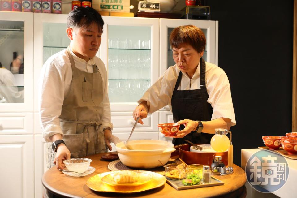 以桌邊服務方式上菜的「鮑魚、老母雞、燕窩、飯湯」，光是看組裝過程就很療癒。