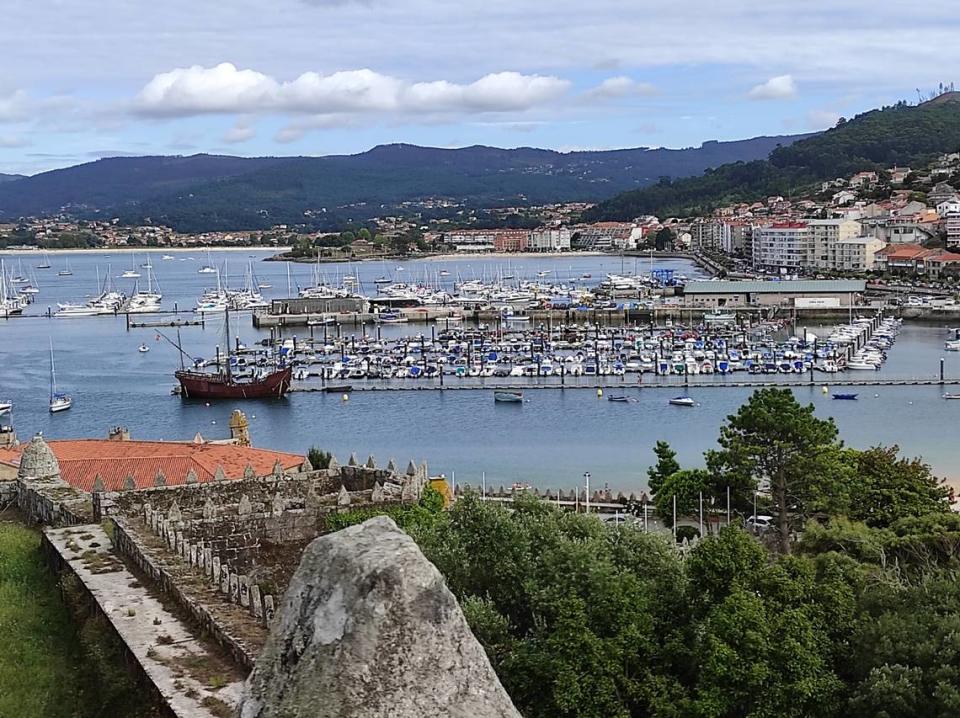Bayona, Islas Bajas (Pontevedra), Galicia, desde el Parador Nacional del Conde de Gondomar y sus jardines.