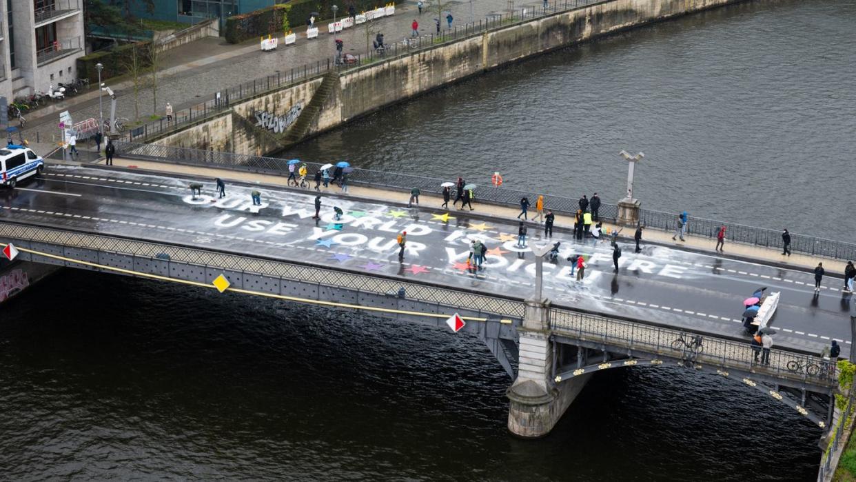 Anstatt auf eine große Klimademonstration setzen die Aktivistinnen und Aktivisten von Fridays for Future auf eine Kunstaktion mitten in Berlin. (Bild: dpa)