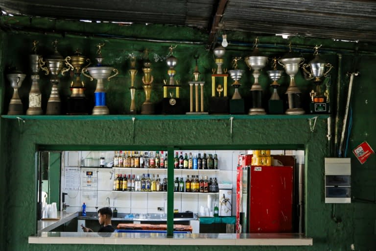 Unos trofeos expuestos en el bar de un campo de juego en Sao Paulo el 17 de febrero de 2024 (Miguel Schincariol)