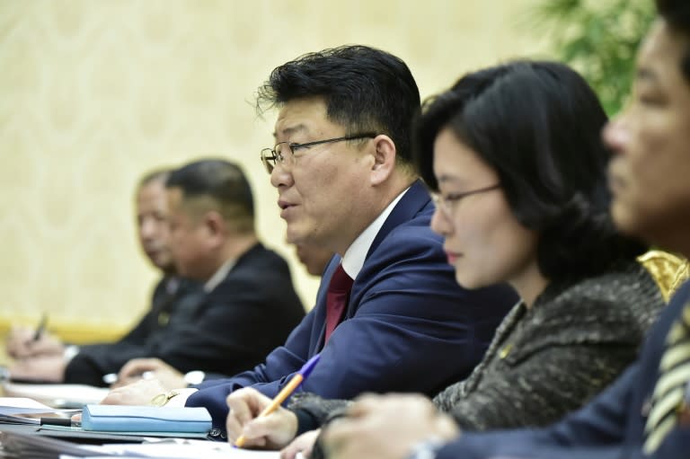 El ministro de Relaciones Económicas Externas, Yun Jong Ho (c), en una reunión en Pyongyang con el gobernador de la Administración de Territorio Marítimo de Rusia, Oleg Kozhemyako, el 12 de diciembre de 2023 (Kim Won Jin)