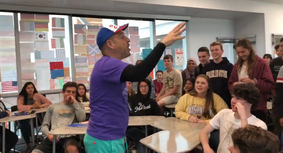 El profesor cubano Carlos Lazo con sus estudiantes de la clase de español de la escuela North Creek High, en el estado de Washington. (Facebook/Carlos Lazo)