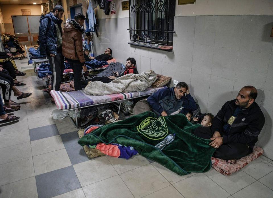 Palestinos desplazados se refugian en el hospital Nasser
