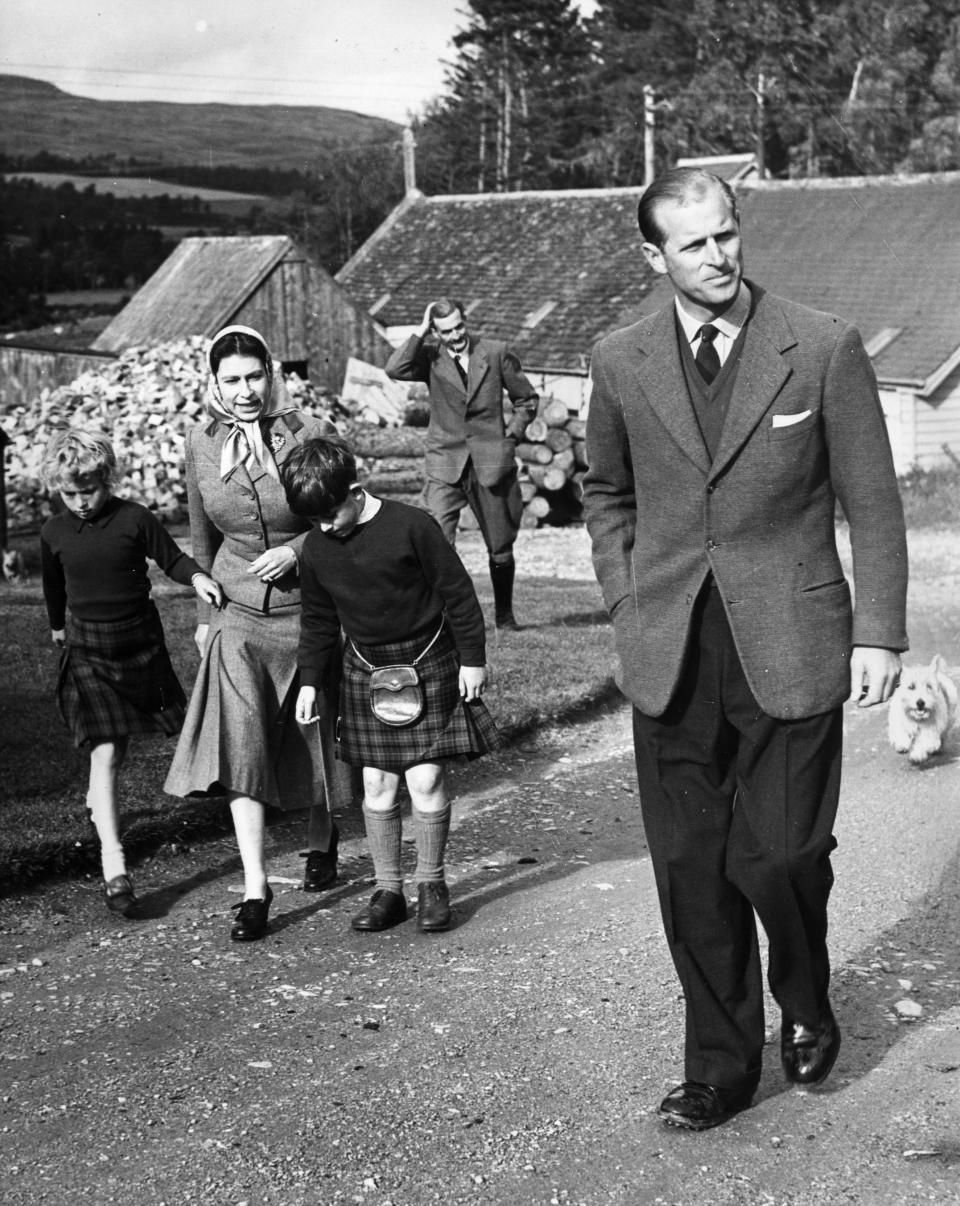 <p>Isabel II y su marido visitan junto a sus hijos Carlos y Ana un aserradero situado en el castillo durante el verano de 1957. (Foto: Central Press / Getty Images).</p> 