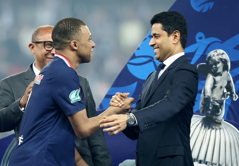 El presidente del PSG Nasser Al-Khelaifi y Kylian Mbappé se saludan tras ganar la Copa de Francia, el 25 de mayo en el estadio Stade Pierre-Mauroy, en las afueras de Lille (FRANCK FIFE)