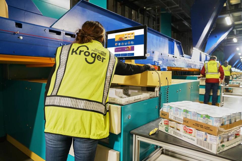 El personal de Kroger que trabaja en los centros de distribución, como el de Groveland, Florida, o en uno de los "radios" que recibirán la mercancía y la colocarán en los camiones de reparto, como el que cerrará en Opa-locka en mayo de 2024, son capaces de "embolsar" sus compras y hacer que lleguen frescas a su puerta, según anunció la empresa en 2022 cuando dijo que se expandiría al mercado del sur de la Florida. Kroger