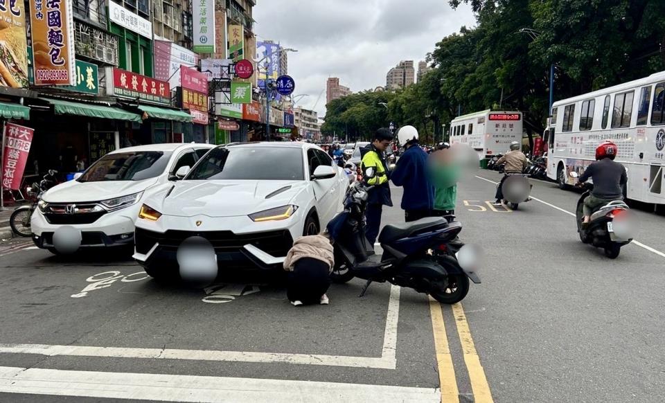 <strong>肇事機車違規左轉跨越雙黃線。（圖／翻攝畫面）</strong>