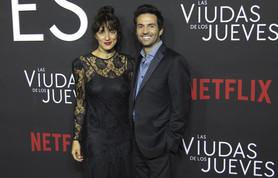 Los actores Mayra Hermosillo, izquierda, y Pablo Cruz Guerrero posan en la alfombra roja de la serie de Netflix "Las viudas de los jueves" en la Ciudad de México el martes 5 de septiembre de 2023. (Foto AP/Berenice Bautista)