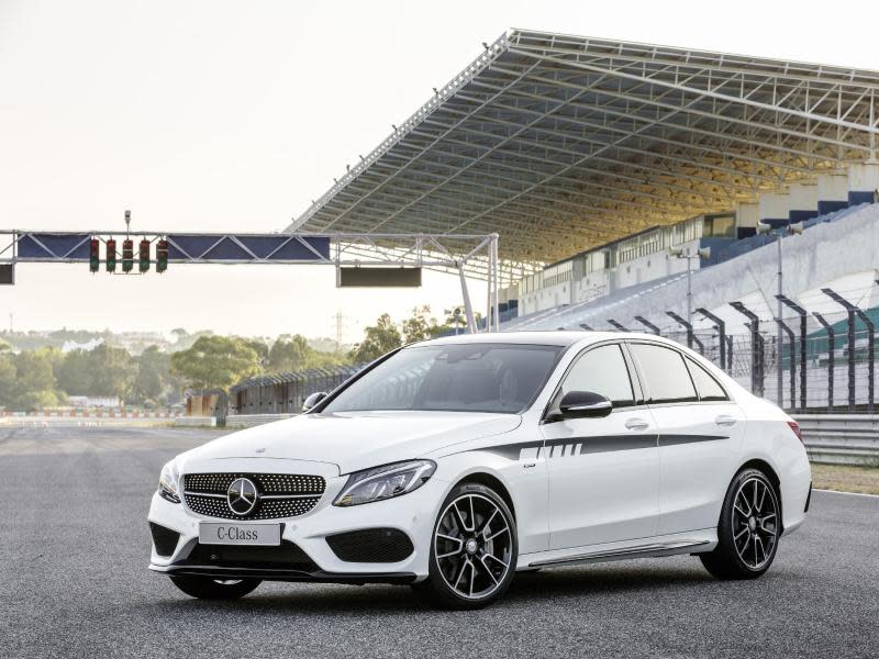 Mercedes gibt dem C 450 AMG 4MATIC mit neuen Zubehörteilen und Sportstreifen an der Karosse einen dynamischeren Look. Foto: Daimler