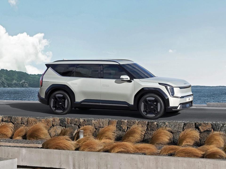 Kia revealed a 3row electric SUV with swiveling seats and a futuristic