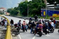 Varios motociclistas bloquean una avenida en Caracas el 20 de junio de 2017, en una jornada de paro general convocado por la oposición contra el gobierno de Nicolás Maduro