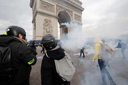 Protesters clash with French riot police during a demonstration by the "yellow vests" movement in Paris, France, March 16, 2019. REUTERS/Philippe Wojazer