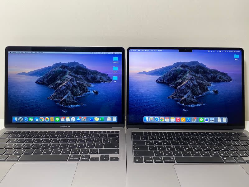 ▲搭載M2晶片的MacBook Air採用瀏海螢幕(右)，可視角比舊版（左）還要廣。《NOWnews今日新聞》搶先開箱找出5大亮點，有意下手的朋友可以參考選用。(圖／記者周淑萍攝)