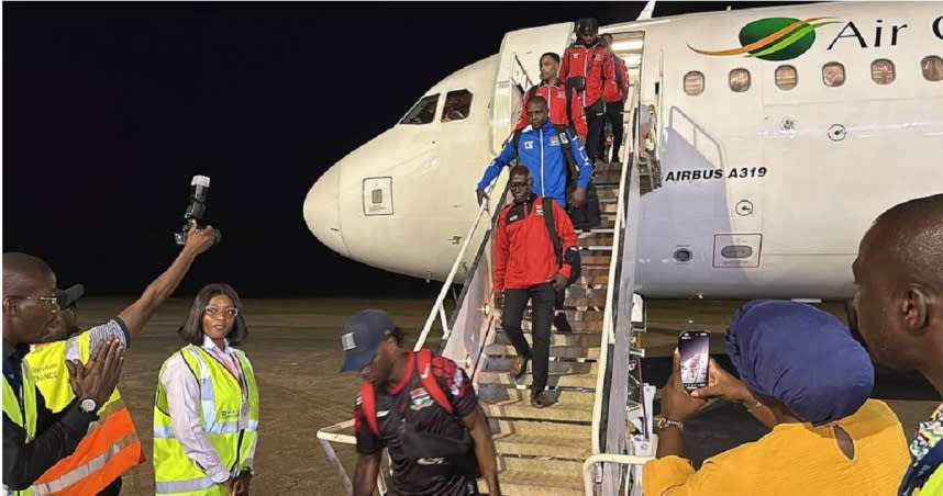 甘比亞國家足球隊準備飛往象牙海岸參加非洲國家盃，怎料機艙突失壓，球員紛紛缺氧昏迷，所幸人員均安。（圖／擷取自X）