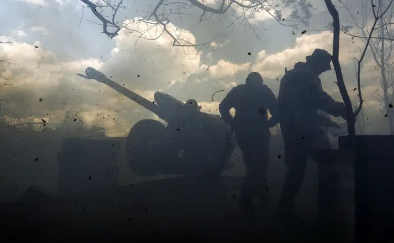 Soldados ucranianos disparan un cañón cerca de Bakhmut, una ciudad del este donde han tenido lugar feroces batallas contra las fuerzas rusas, en la región de Donetsk, Ucrania, el viernes 12 de mayo de 2023