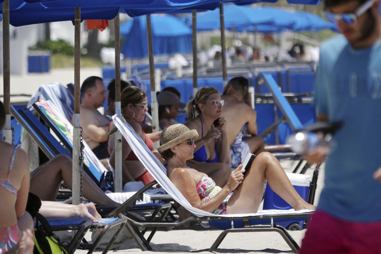 Hotel guests at the Hilton Fort Lauderdale Beach Resort on the beach. A new proposal would allow beachfront hotels in Fort Lauderdale to serve food and alcohol to guests and locals renting lounge chairs on the sand. (Joe Cavaretta/South Florida Sun-Sentinel/Tribune News Service via Getty Images)
