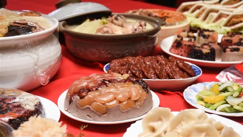 過年難免大魚大肉，閒聊間也容易吃下不少零食解饞。（示意圖／資料照）