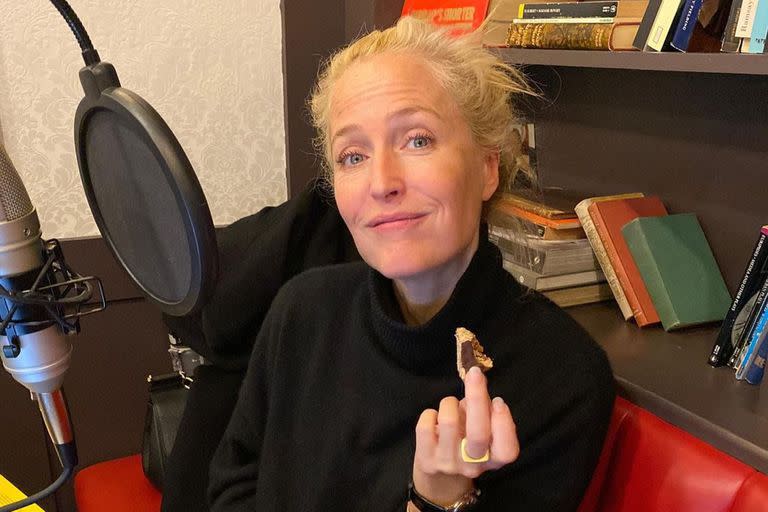 Gillian Anderson dedicó un episodio de su podcast a las mujeres de la fábrica argentina La Nirva y comió alfajores