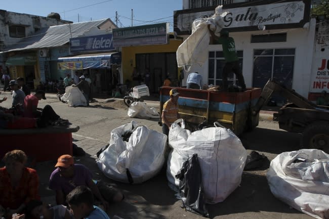 FOTOS | Migrantes toman calles de Huixtla, Chiapas, rumbo a EEUU