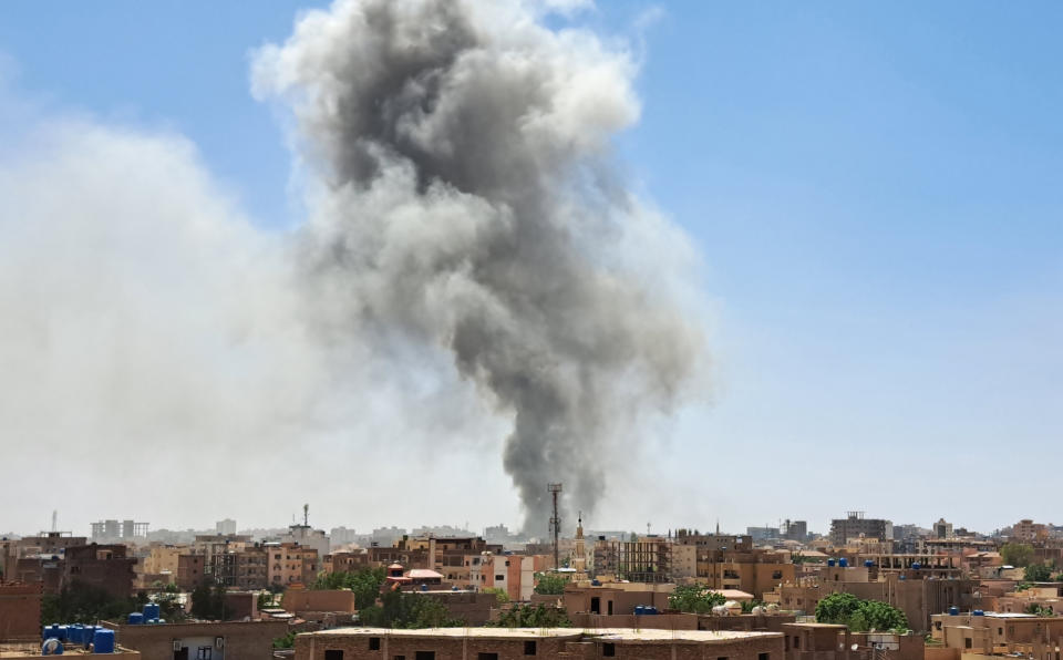 Bei den Zusammenstößen zwischen sudanesischen Streitkräften und den paramilitärischen Rapid Support Forces (RSF) in Khartum, Sudan entwickelt sich Rauch. (Bild: Getty Images)