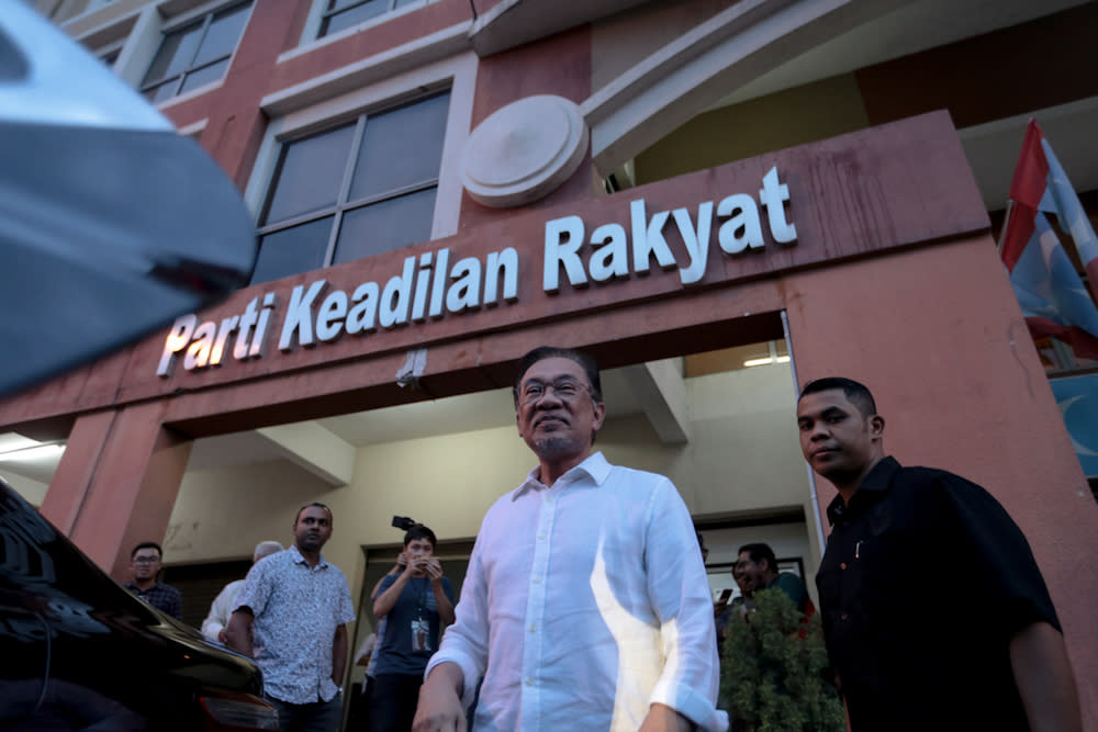 Anwar said he disagreed with Farhash over the latter’s call for Azmin to quit his posts if found guilty over the sex video scandal. — Picture by Ahmad Zamzahuri