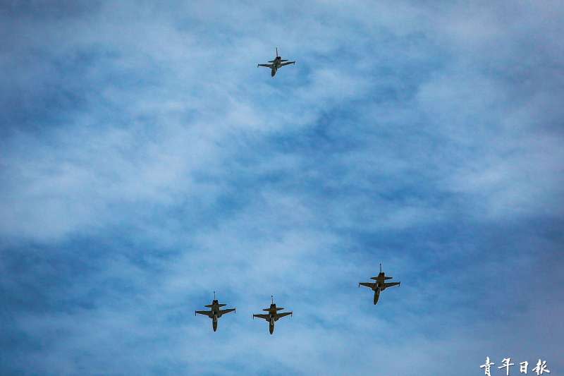 20201117-空軍司令部17日於台東志航基地舉行飛官朱冠甍告別式，4架F-5型機通過啟靈隊伍上空，向遠去英雄致上最高敬意。 （取自青年日報社）
