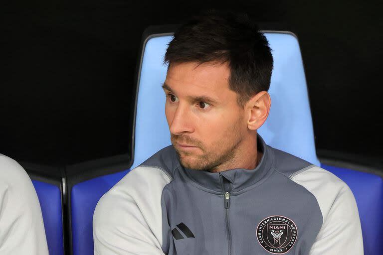 La cara de desconcierto de Messi en el banco de suplentes, después del tercer gol convertido por Al Nassr ante Inter Miami