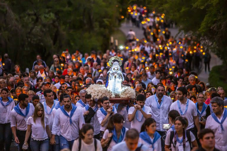 Es masiva la devoción de los fieles por la Virgen del Cerro, en Salta