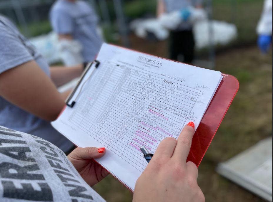 Ivanna Robledo verifica los datos de uno de los cadáveres en un informe en las instalaciones de Operation Identification en San Marcos, Texas, el 24 de abril de 2024.