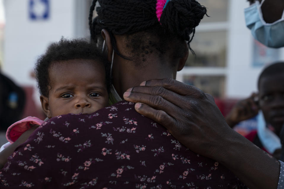 Una familia haitiana solicitante de asilo, después de ser procesada por inmigración, espera en la fila para abordar un autobús a San Antonio en Del Rio, Texas, el domingo 19 de septiembre de 2021. (Verónica G. Cárdenas/The New York Times)