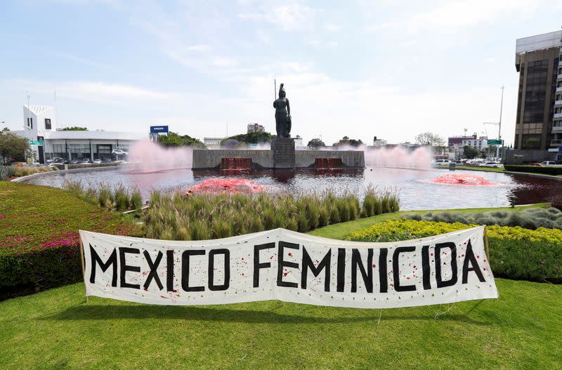 Foto del sábado de la fuente de Minerva en la ciudad mexicana de Guadalajara coloreada de rojo por manifestantes en representación de sangre derramada en una marcha pidiendo justicia por las mujeres asesinadas en casos de violencia de género