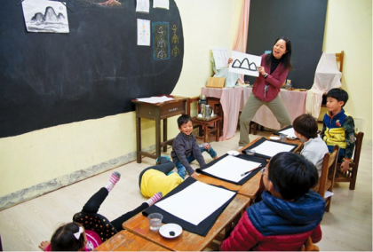 陽光華德福的華語文化課，讓低年級孩子用毛筆畫古字，中年級才真正上書法。
