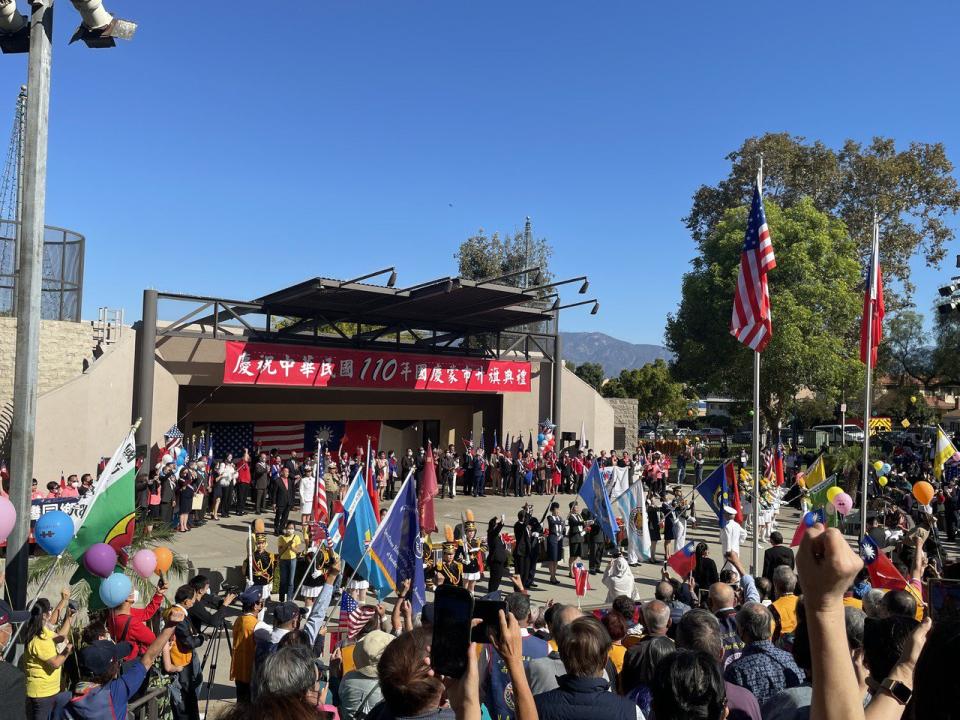 10時10分，國旗升起，民眾齊唱國歌，慶祝中華民國建立110週年。（本報記者╱攝影）