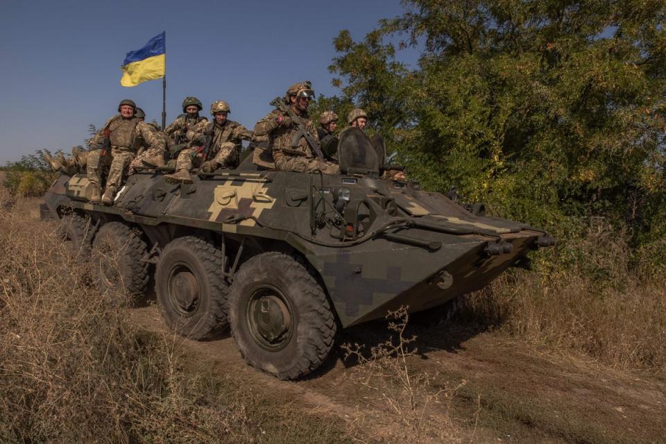 Ukrainische Mitglieder fahren auf einem Schützenpanzerwagen, während sie an einer Militärübung in der Region Donezk teilnehmen (AFP über Getty Images)