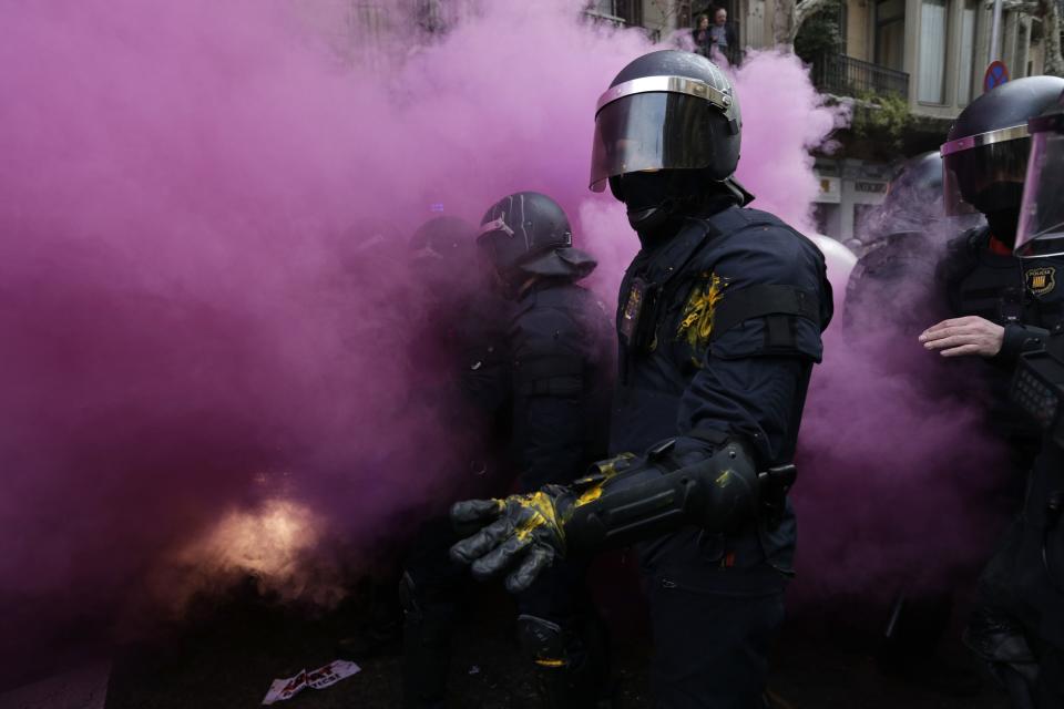 <p>Katalanische Polizisten der Mossos d’Esquadra stehen im Rauch einer Rauchbombe, die von Pro-Unabhängigkeitsdemonstranten vor dem spanischen Regierungsgebäude in Barcelona gezündet wurde. Nach der Verhaftung des ehemaligen Staatsoberhauptes Kataloniens, Carles Puigdemont, kam es sowohl von Befürwortern als auch von Gegnern zu Protesten. (Bild: AP Photo/Emilio Morenatti) </p>