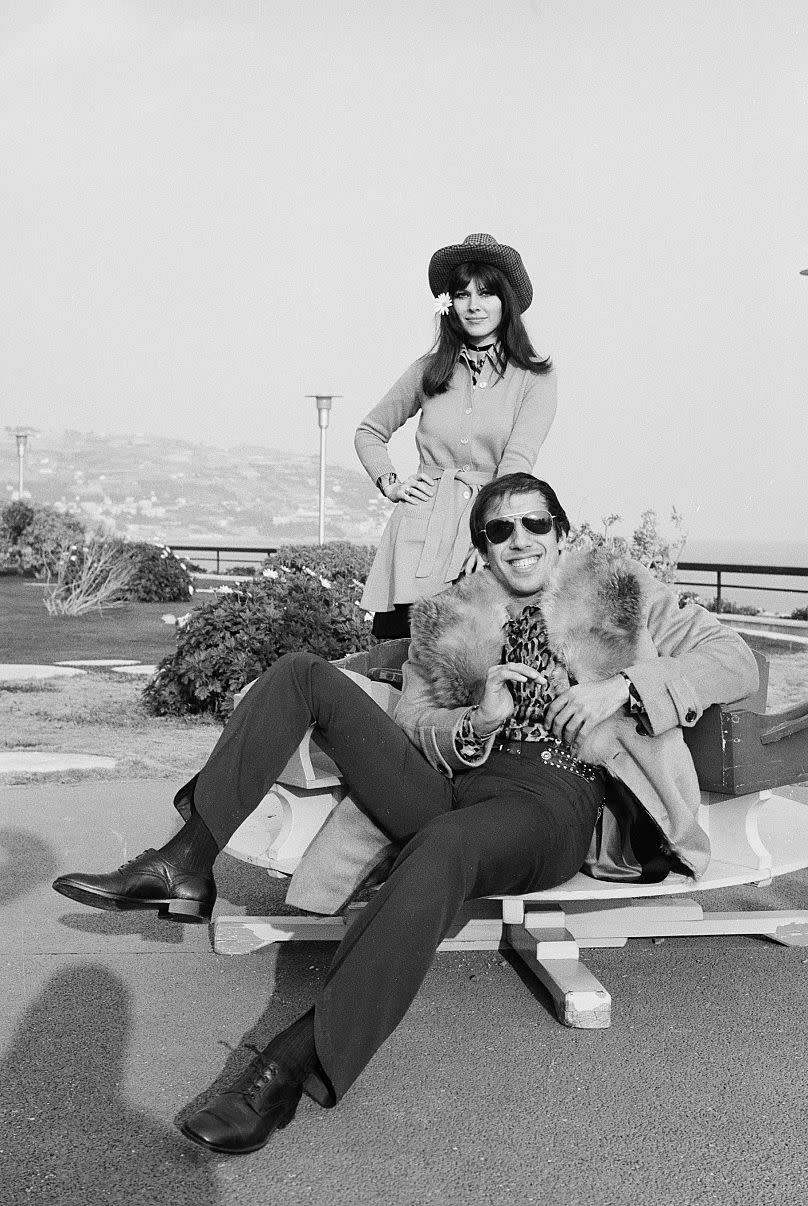 Claudia Mori y Adriano Celentano posando en el paseo marítimo de San Remo el último día del XX Festival, 1970.