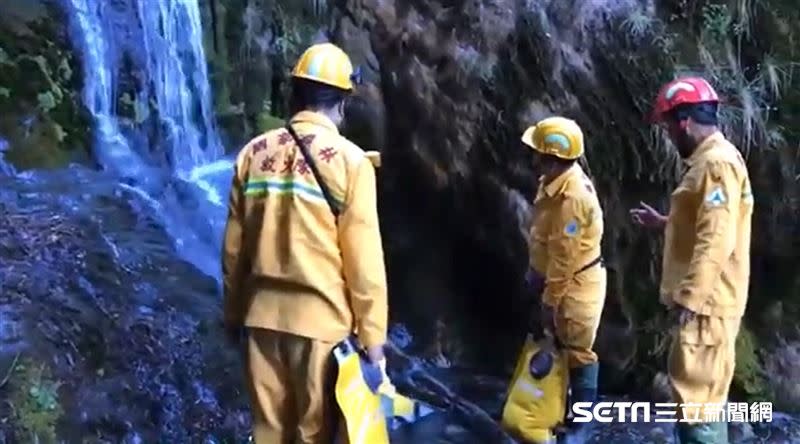 火警發生的地點海拔相當高又沒有水源，只能靠空勤載水和救難人員徒步取水灌救。（圖／林務局嘉義林區管理處提供）