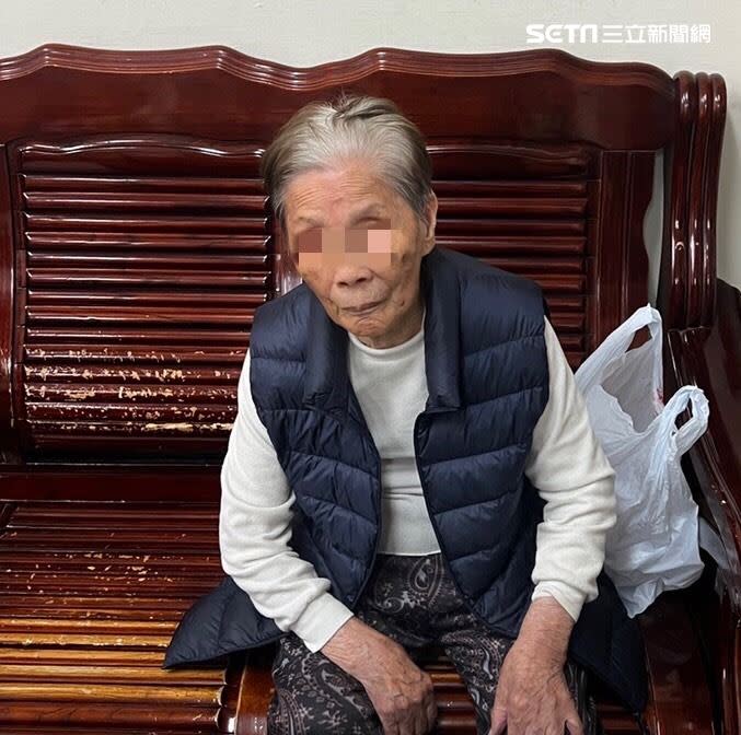 96歲阿嬤跟著孫子到現場施工，目擊老屋倒塌嚇到腿軟，目前由警方安置。（圖／民眾提供）