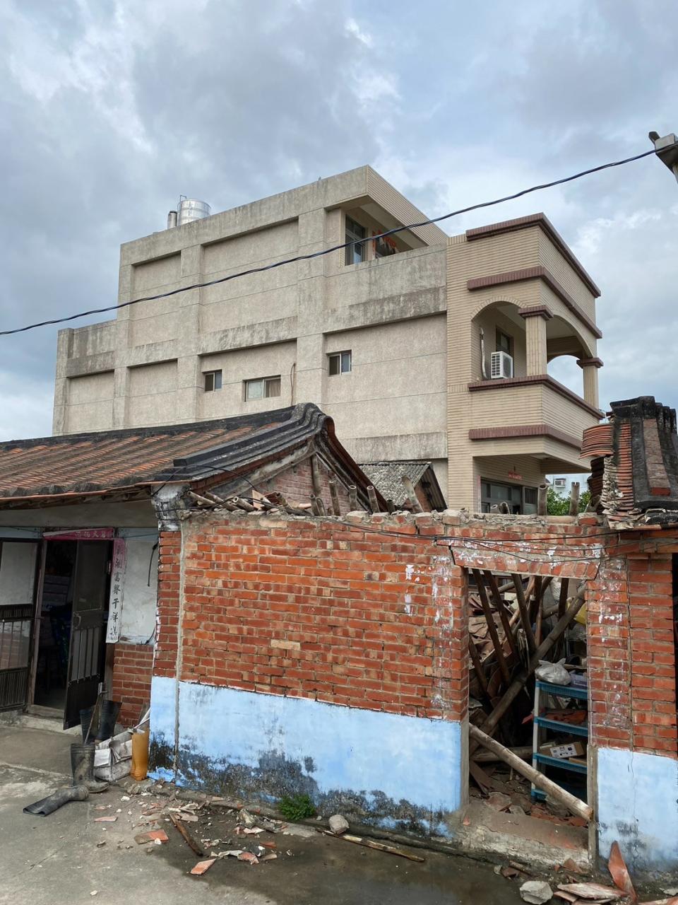 南部連續發生地震，台南麻豆一處三合院的屋頂塌陷。讀者提供