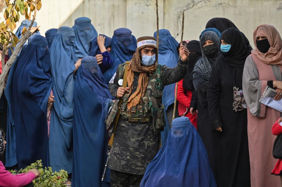 La hambruna en Afganistán afecta a millones de personas. (Photo by HECTOR RETAMAL/AFP via Getty Images)