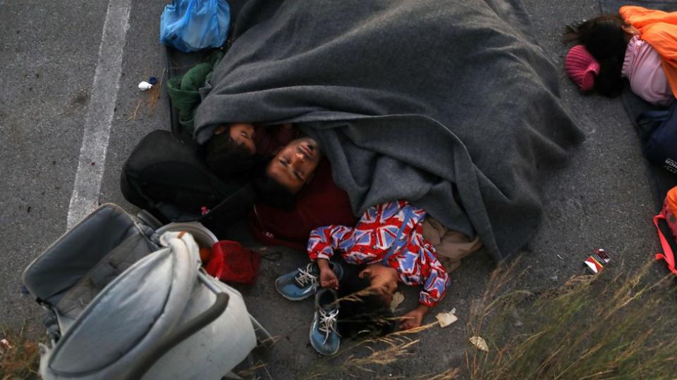 Migrantes durmiendo a la intemperie