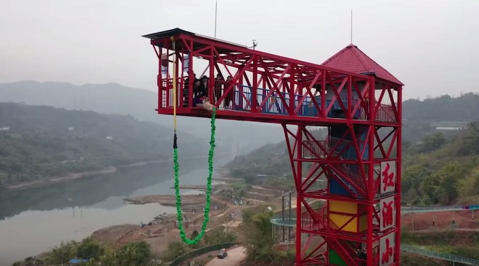 A still of the pig being taken to the edge of the bungee jumping tower. (Photo: Video)