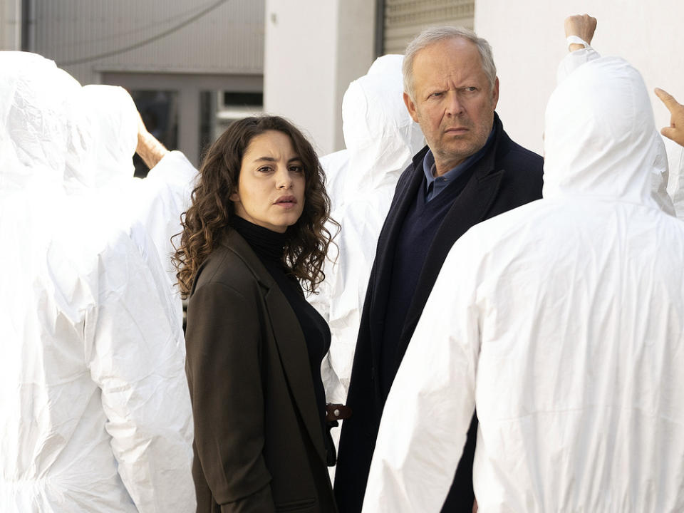 "Tatort: Borowski und die Angst der weißen Männer": Die Kommissare Klaus Borowski (Axel Milberg) und Mila Sahin (Almila Bagriacik) ermitteln inmitten weißer Männer. (Bild: NDR/Christine Schroeder)