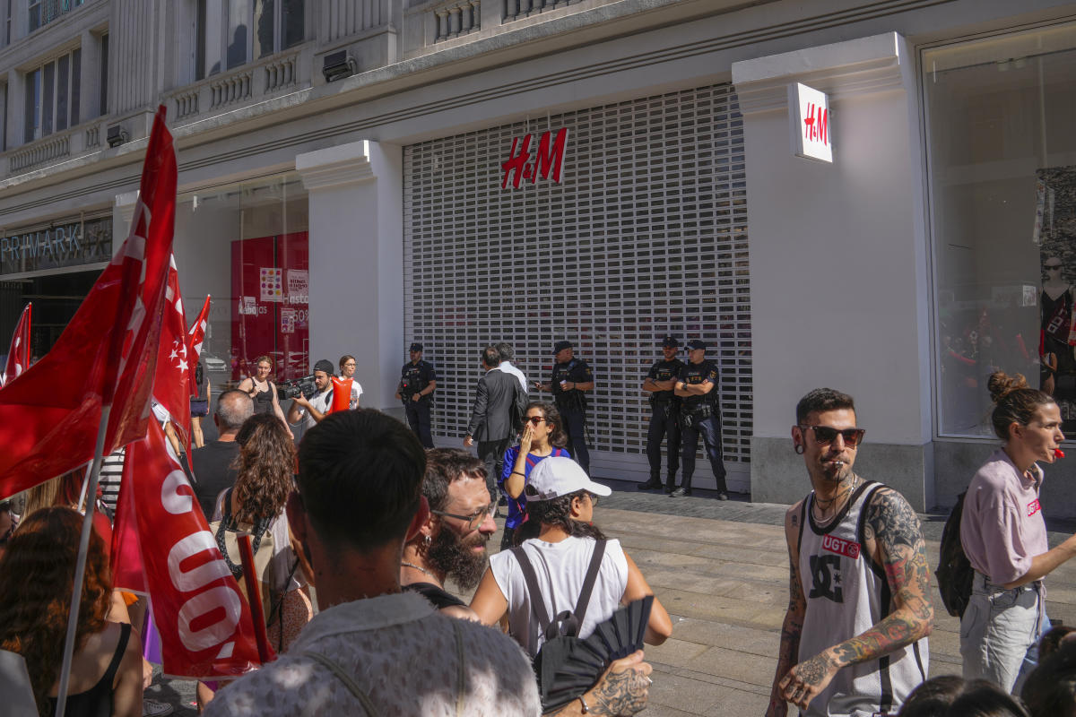 Trabalhadores da H&M estão fechando lojas e fazendo greve em toda a Espanha para exigir salários mais altos