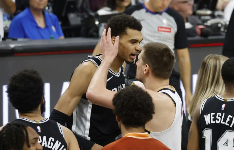 Le Français Victor Wembanyama, après la victoire des Spurs contre Denver vendredi en NBA (Ronald Cortes)