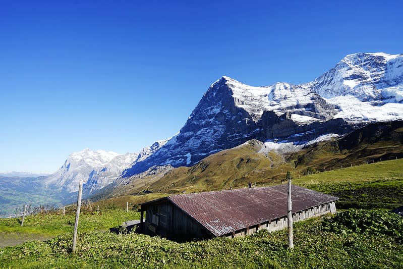 登上少女峰山頂必經的火車站～小夏戴客（Kleine Scheidegg）