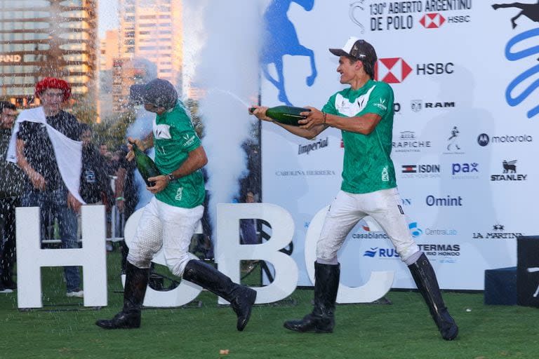 Fueron una sociedad incontrolable en el desenlace de la final, y ahora hacen guerra de champaña: Mac Donough y Jeta Castagnola.