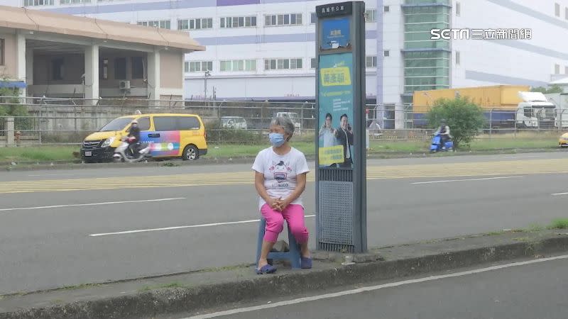 高雄小港機場附近公車站牌，沒有候車亭也沒有椅子。