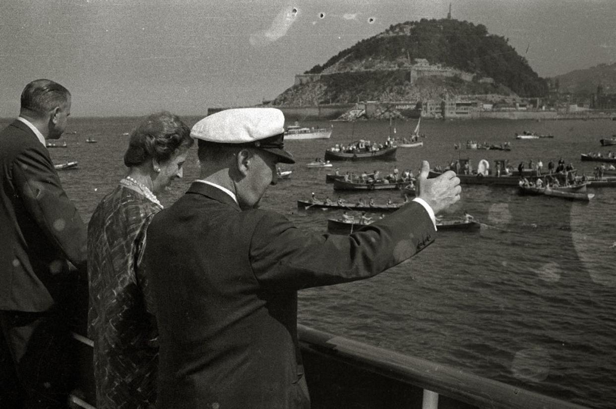 Francisco Franco durante una competición de regatas en la bahía de la Concha en San Sebastián, evento también retransmitido en el NO-DO 1028A. <a href="https://commons.wikimedia.org/wiki/File:Francisco_Franco_durante_una_competici%C3%B3n_de_regatas_en_la_bah%C3%ADa_de_la_Concha_(5_de_8)_-_Fondo_Mar%C3%ADn-Kutxa_Fototeka.jpg" rel="nofollow noopener" target="_blank" data-ylk="slk:Fondo Marín-Kutxa Fototeka;elm:context_link;itc:0;sec:content-canvas" class="link ">Fondo Marín-Kutxa Fototeka</a>, <a href="http://creativecommons.org/licenses/by-sa/4.0/" rel="nofollow noopener" target="_blank" data-ylk="slk:CC BY-SA;elm:context_link;itc:0;sec:content-canvas" class="link ">CC BY-SA</a>