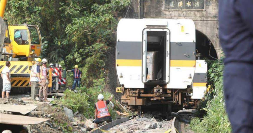 太魯閣號事故列車所有車輛都已經移出並運到和仁車站，目前正搶修軌道和電力等設備，希望能在4月10日試運轉，台鐵也表示，預計於16日完成隧道結構檢查。（圖／報系資料照）